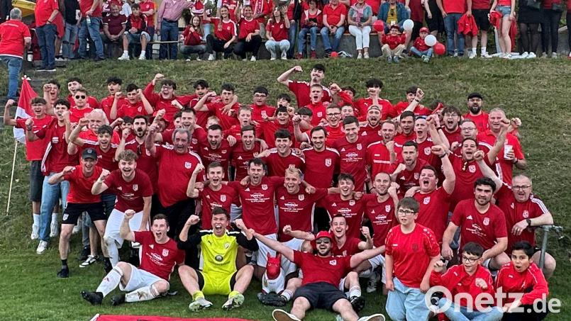 Grenzenloser Jubel in Pleystein: Der TSV kehrt nach elf Jahren zurück in die Kreisliga. Bild: Florian Zehent
