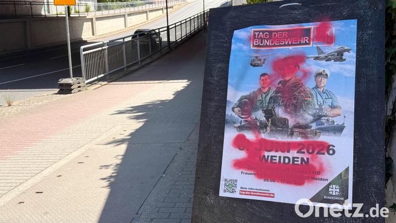 Mehrere Werbeplakate für den „Tag der Bundeswehr“ in Weiden wurden mit roter Farbe beschmiert. Bild: Gabi Schönberger