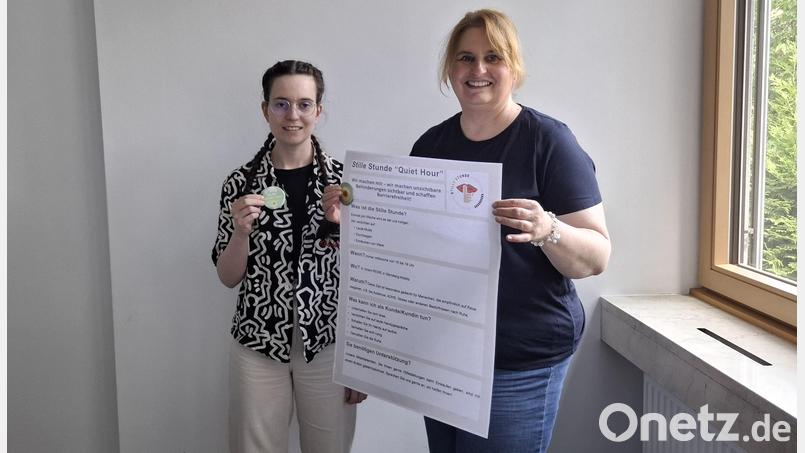 Lisa-Marie und Christina Schöpf (rechts) wollen mit ihrem Projekt "Quiet Hour" Menschen mit unsichtbarer Behinderung barrierefreies Einkaufen in Wernberg ermöglichen. Bild: Eva Kreuzer