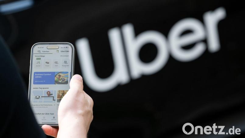 Uber führt in Deutschland eine neue In-App-Funktion ein, die es Fahrgästen erlaubt, während der Fahrt den Ton im Fahrzeug aufzuzeichnen. (Symbolbild) Bild: Sebastian Gollnow/dpa