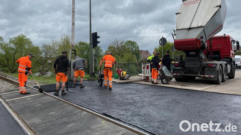 Im April 2025 wird am Nabburger Bahnübergang gearbeitet. Nun ist eine größere Sanierung vorgesehen. Ob diese in diesem Sommer über die Bühne geht, ist offen. Archivbild: ihl