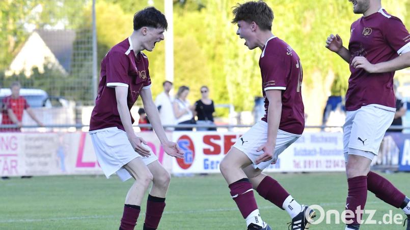 Szenen aus dem Relegationsspiel zwischen dem SC Eschenbach (rote Trikots) und der DJK Ensdorf. Bild: Hubert Ziegler