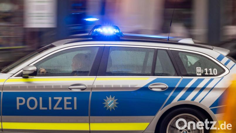 Die Polizei ermittelt, warum der Kran eingestürzt ist. (Symbolbild) Bild: Peter Kneffel/dpa