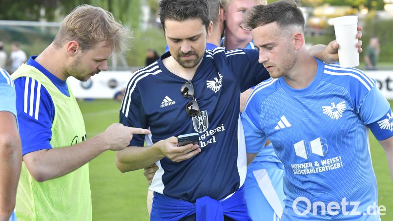 Die Spieler der DJK Ensdorf am Hoffen: Wie steht's beim SV Inter Bergsteig? Bild: Hubert Ziegler
