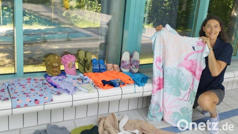 Zum ersten Mal findet ein Fundsachen-Flohmarkt für Schwimmartikel vor dem Hockermühlbad Amberg statt. Bild: Helena Schuh