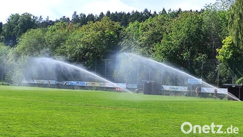 Die ersten fertig installierten Regner bewässern das Rasenspielfeld des SV Illschwang. Bild: Norbert Weis