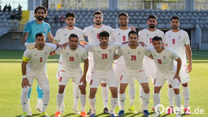Die Iraner feiern einen Testspielsieg in der WM-Vorbereitung. Bild: Khalil Hamra/AP/dpa