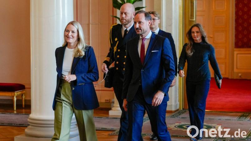 Kronprinz Haakon macht sich große Sorgen um seine Frau, Kronprinzessin Mette-Marit (l). (Archivbild) Bild: Lise Åserud/NTB Pool/dpa