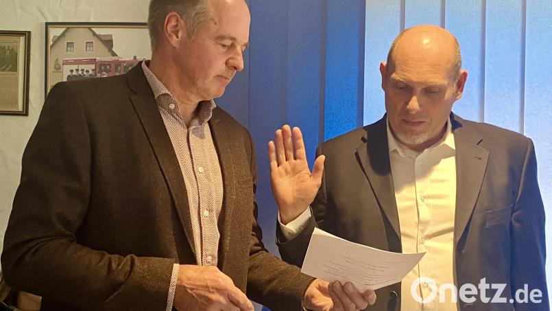 Bruno Heindl wird durch Willi Grötsch, dem ältesten Gemeinderat, vereidigt. Bild: Gabriele Leonie Bräutigam
