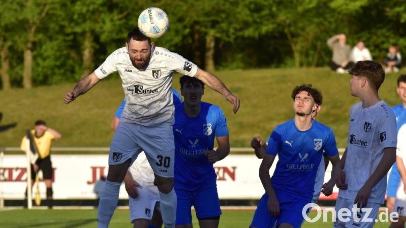 Der 1. FC Schwarzenfeld (weiße Trikots) und der SV Schwarzhofen wollen ihre Duelle künftig in der Bezirksliga Nord austragen. Archivbild: Hans Mark