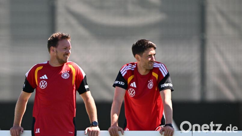Bundestrainer Julian Nagelsmann (l) steht am Trainingsplatz neben seinem Assistenten Benjamin Glück. Bild: Federico Gambarini/dpa