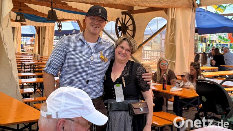 Harald Hock und Anna Henkel bedienen die Gäste im Festzelt auf der Amberger Dult. Nachmittags ist noch wenig los, da ist Zeit für ein schnelles Foto und einen Plausch über die Arbeit im Bierzelt. Bild: Heike Unger