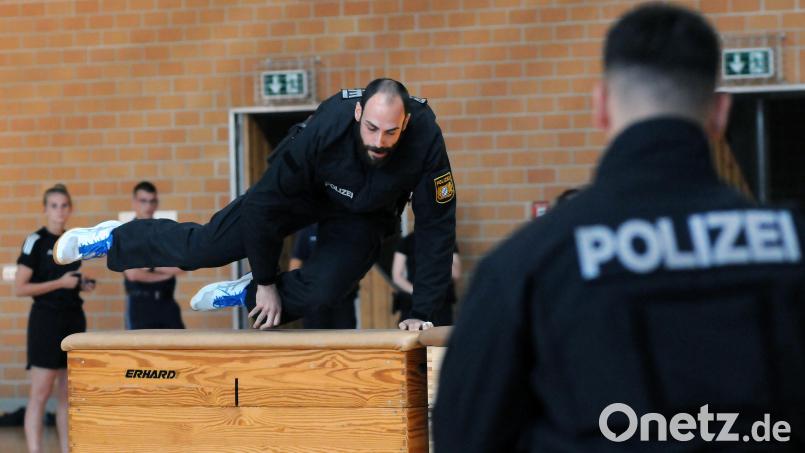 Beim X-Day des Polizeipräsidiums Oberpfalz erhalten Besucher Einblicke in den abwechslungsreichen Berufsalltag der Polizei und können an verschiedenen Stationen selbst aktiv werden. Archivbild: Stephan Huber