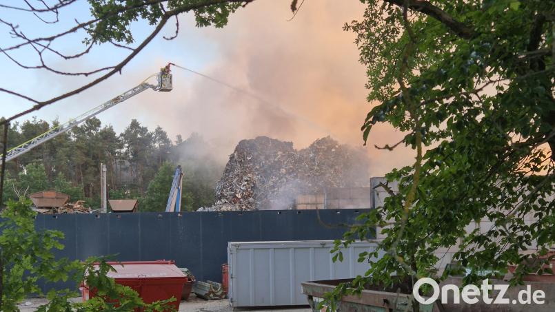 Auf dem Gelände eines Entsorgungsbetriebs in Schwandorf ist am Donnerstagabend ein Feuer ausgebrochen. Bild: Hösamer