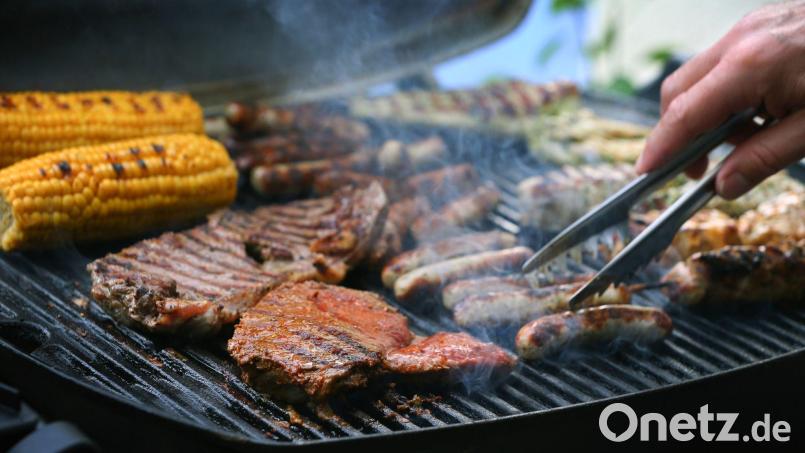 Fleisch, Würstl, Gemüse auf dem Grill: Wer weiß, wo's gefährlich werden kann, erspart sich böse Überraschungen beim Grillen. Symbolbild: Karl-Josef Hildenbrand/dpa