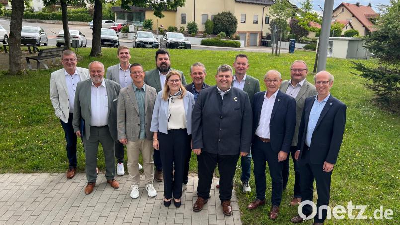 Sie repräsentieren die 27 Landkreis-Gemeinden im aktuellen Kreisverband des Bayerischen Gemeindetages (von links): der bisherige Vorsitzende Peter Braun, Anton Peter, Martin Fleischmann, Jörg Kaduk, Stefan Frank, Beate Dietrich, Hermann Böhm, Vorsitzender Dieter Dehling, Dominik Sachsenhauser, Erwin Geitner, Uwe König und Georg Große Verspohl vom Verband. Bild: ge