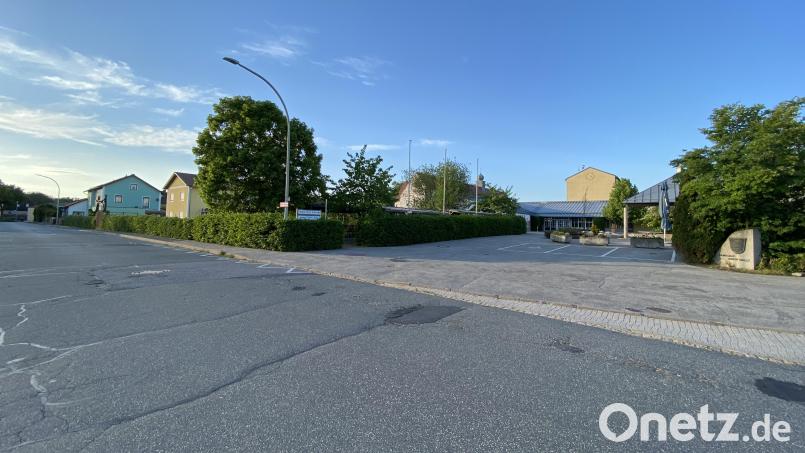 Zur Sicherheit der Kinder erhält die Landgraf-Johann-Straße eine Querungshilfe. Sie wird links vom Eingang zur Schule, etwa 50 Meter stadteinwärts (im Bild links auf Höhe des Baumes), entstehen. Bild: Völkl