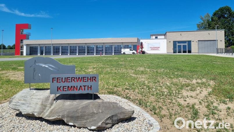 Das markante F weist nicht nur schon von Weitem den Weg zum neuen Kemnather Feuerwehrhaus. Der Turm in Buchstabenform dient auch zu Übungszwecken. Bild: kaz