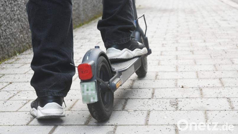 Ein E-Scooter-Fahrer ist nach einem Unfall auf einem Gehweg in Schwandorf geflüchtet. Symbolbild: Gabi Schönberger