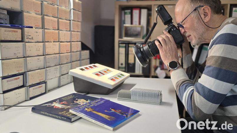 Thomas Sporrer hat in mühevoller Kleinarbeit die rund 6000 Dias aus dem Nachlass des Tirschenreuther Historikers Max Gleißner digitalisiert. Das Projekt hat einen Monat gedauert, ein Profi-Scanner lief vier Wochen lang jeden Tag von 6.30 bis 23 Uhr. Bild: Thomas Sporrer