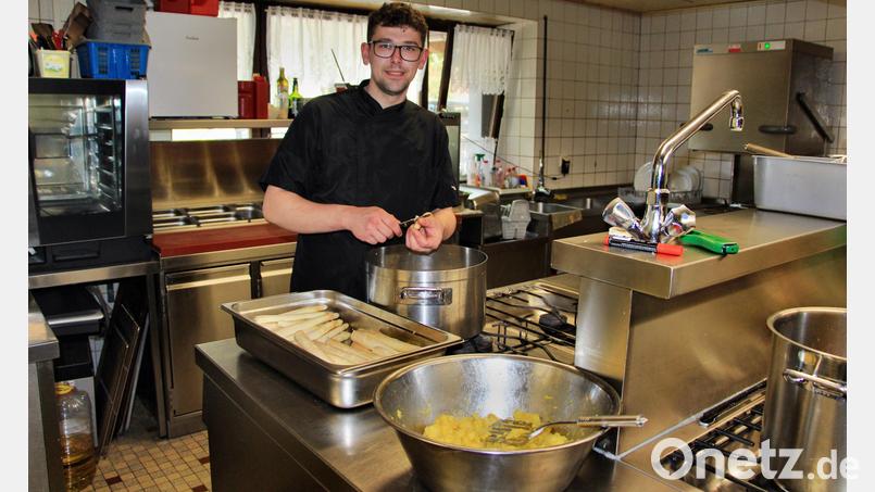 Simon Dorn, frischgebackener Metzgermeister und Koch, am Herd im elterlichen Gasthaus, der Goldenen Krone in Kirchenreinbach. Bild: ds