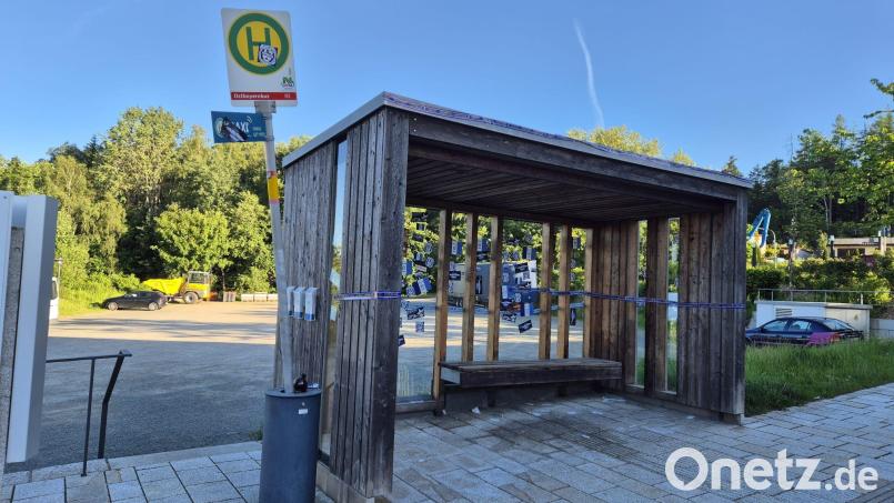 Ein Bushäuschen in Flossenbürg wurde mit Aufklebern der Blue Devils beklebt und beschädigt. Die Polizei sucht Zeugen. Bild: Gemeinde Flossenbürg