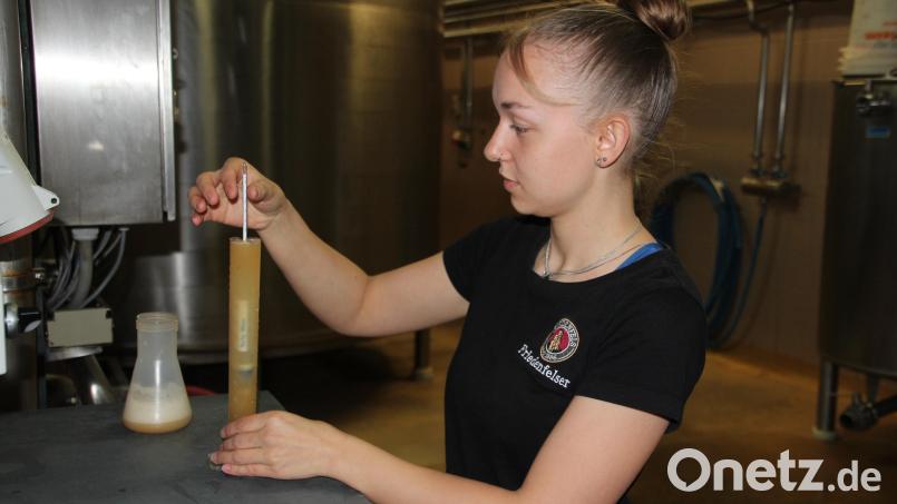 Sofia Schiedeck stellt mit der Spindel die Stammwürze fest, sie kontrolliert damit die Gärung. Bild: Konrad Rosner