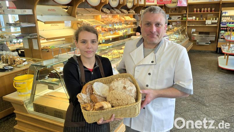 In der Bäckerei Zintl in Tirschenreuth gibt es neben dem Sortiment an tagesfrischer Ware auch regelmäßig Brot und Feingebäck vom Vortag zum reduzierten Preis. Bäckermeister Alex Zintl und Verkäuferin Vanessa Stalla zeigen exemplarisch einen Korb mit typischen Waren, die dafür infrage kommen. Bild: lnz