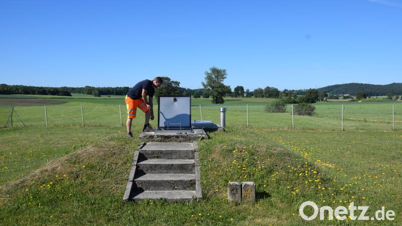 Wasserwart Markus Vitzthum beim Vorbereiten des Einstiegs zur manuellen Messung im Tiefbrunnenschacht. Bild: fla