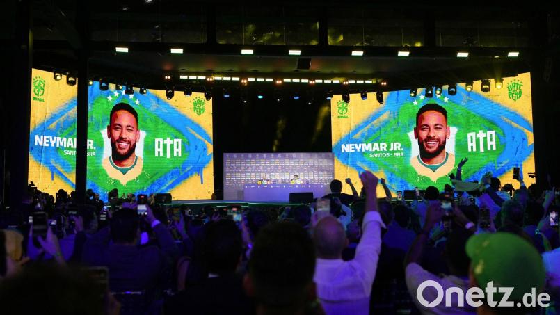 Neymar wird im 26-köpfigen WM-Kader Brasiliens bleiben. (Archivbild) Bild: Silvia Izquierdo/AP/dpa