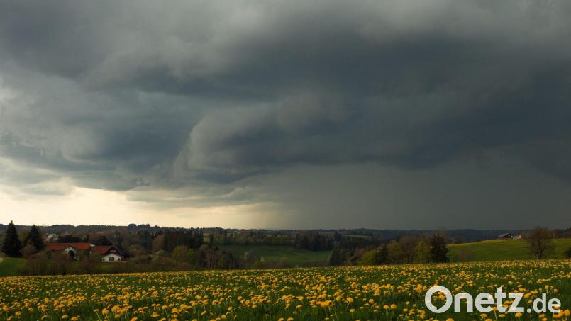 Teils kräftige Gewitter sind am Wochenende in Bayern möglich. (Symbolbild) Bild: Alexander Wolf/onw-images/dpa