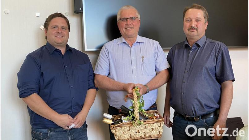 Der Pfreimder Bürgermeister Florian Reger (links) ist neuer Gemeinschaftsvorsitzender. Zu seinem Stellvertreter wurde der Trausnitzer Bürgermeister Reinhard Schwarz (rechts) gewählt. Beide verabschiedeten den bisherigen VG-Vorsitzenden Richard Tischler und überreichten ein Präsent. Bild: Völkl