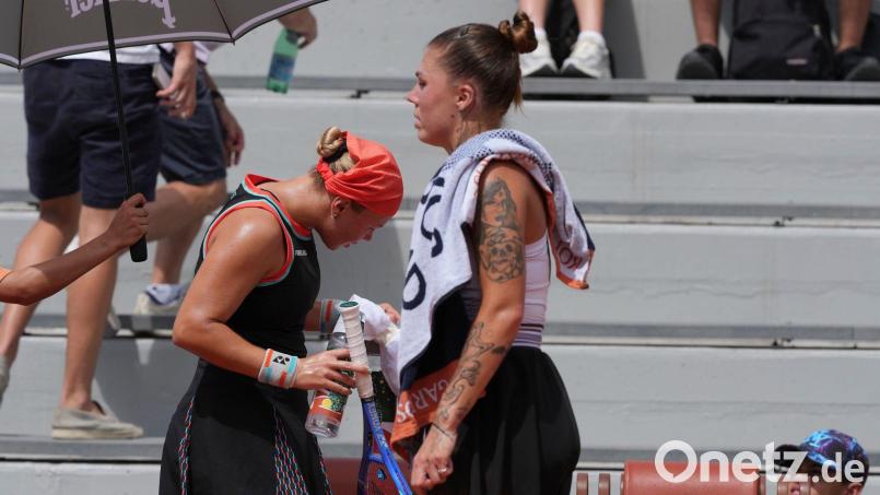 Beim Tennismatch der Russin Diana Schnaider (l) gegen die Ukrainerin Oleksandra Olijnykowa ging es um mehr als nur Sport. Bild: Thibault Camus/AP/dpa