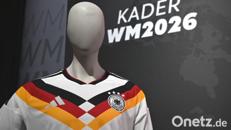 Für viele Fans gehört das Trikot zum Turnier dazu. (Archivbild) Bild: Federico Gambarini/dpa