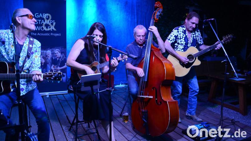 "Gabi &amp; Stampi &amp; 2 x Wolfi" bescherten den Besuchern bei lauen Abendtemperaturen auf der "Live Stage" einen tollen Musikabend. Bild: Kunz