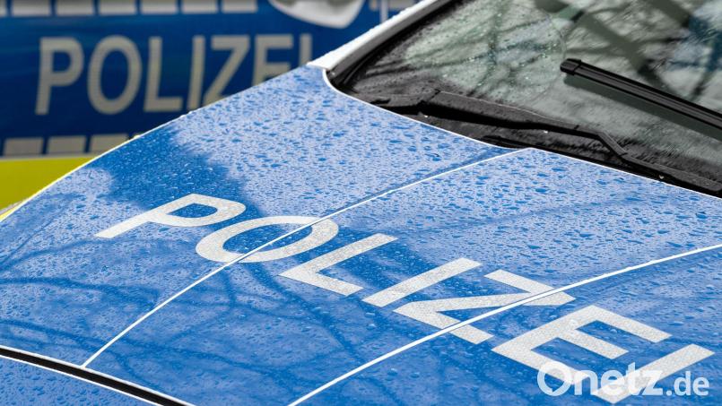 Die Tirschenreuther Polizei sucht nach einem Fahrerflüchtigen, der in Waldershof ein geparktes Auto beschädigt hat. Symbolbild: Soeren Stache/dpa