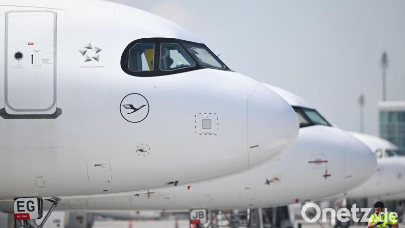 Flugzeuge mussten am Samstagmorgen in München wegen einer Drohnenwarnung kurzzeitig am Noden bleiben. (Symbolbild) Bild: Sven Hoppe/dpa
