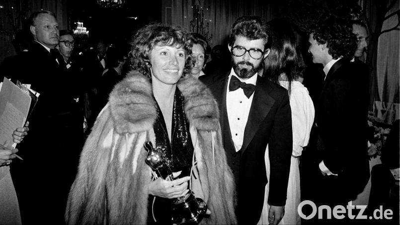 Marcia Lucas, damalige Ehefrau von Regisseur George Lucas (r), trägt ihre Oscar-Statuette am 4. April 1978 zu einer Party nach der Oscarverleihung im Beverly Hilton Hotel. Bild: Anonymous/AP/dpa