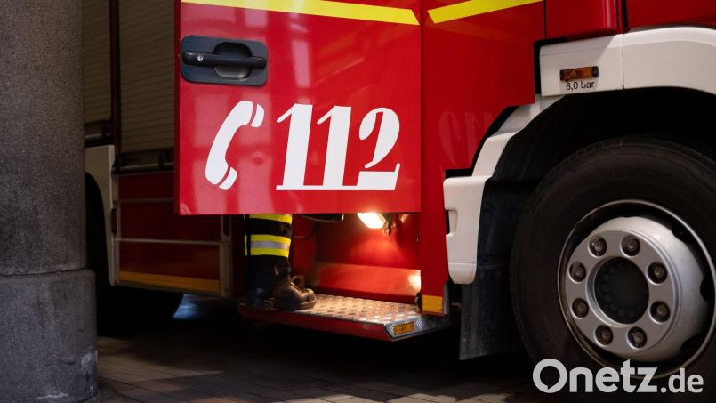 Feuerwehrleute lassen das Wohnhaus kontrolliert abbrennen. (Symbolbild) Bild: Niklas Treppner/dpa