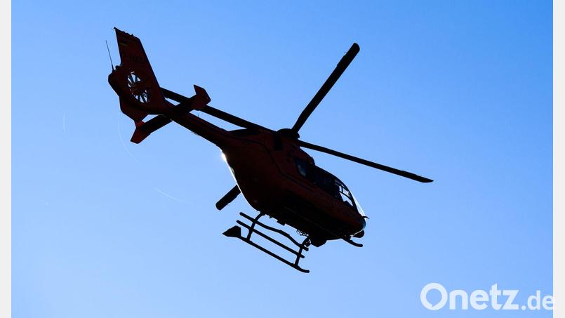 Ein Rettungshubschrauber brachte den Motorradfahrer in ein Krankenhaus. (Symbolbild) Bild: Julian Stratenschulte/dpa