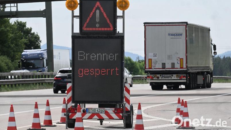 Lastwagen mussten an der Grenze umdrehen. Bild: Felix Hörhager/dpa