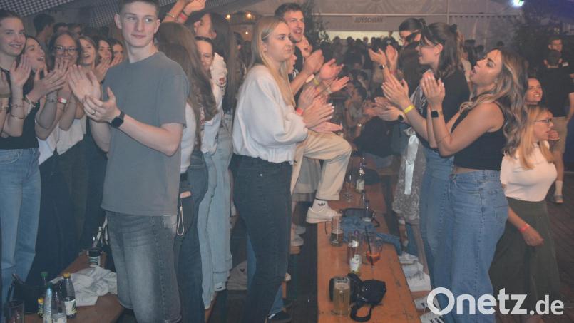 Prächtige Stimmung am Geburtstagsfest des TSV Konnersreuth am Samstagabend, das Festzelt stand zuweilen Kopf. Bild: jr
