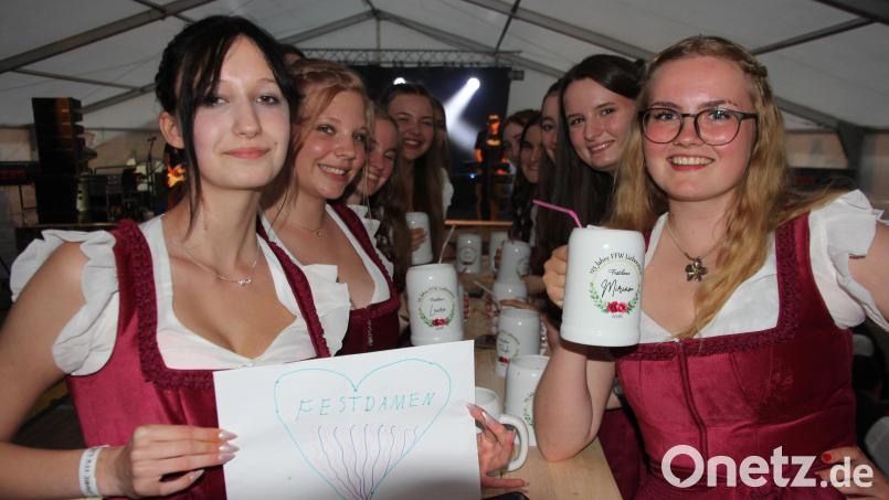 Klar, dass die Liebensteiner Festdamen gut drauf waren. Bild: Konrad Rosner