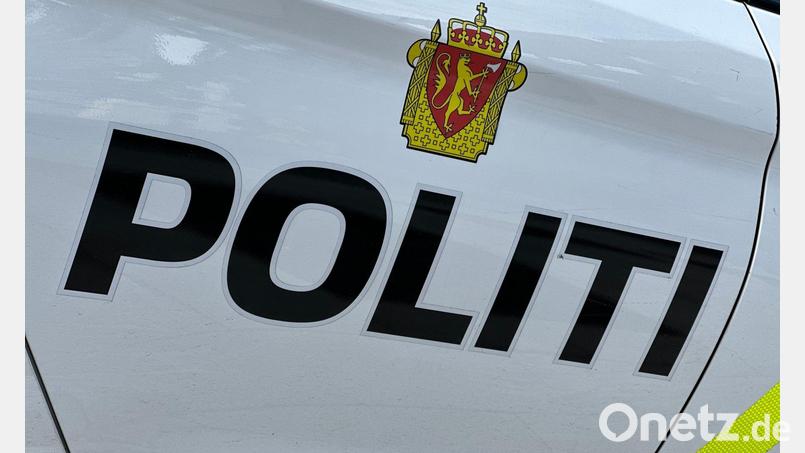 Die drei Männer starben nach Polizeiangaben noch an der Unfallstelle. (Symbolbild) Bild: Steffen Trumpf/dpa