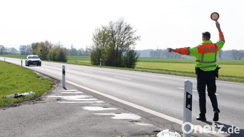 Bayernweit will die Polizei im Juni verstärkt auf Landstraßen kontrollieren. (Symbolbild) Bild: Daniel Löb/dpa