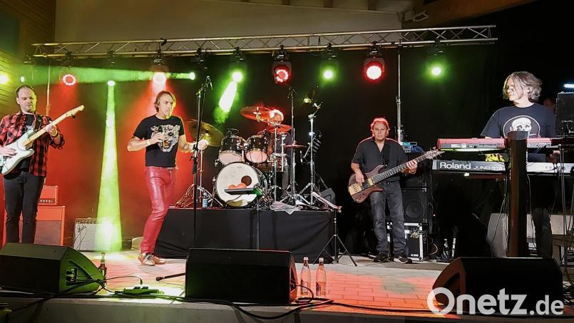 Musiker aus der Oberpfalz und Franken begeistern in der Formation „Mad Company“ mit Rock-Klassikern von Queen, Bon Jovi und Van Halen. Rechts am Keyboard Toby Mayerl aus Schönsee. Bild: lg