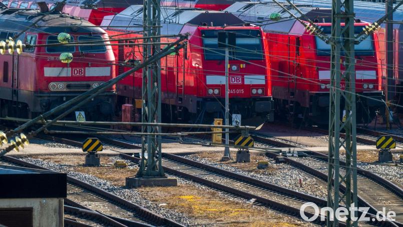 Die Sanierung der Bahnstrecke München–Rosenheim soll in mehreren Etappen stattfinden. (Symbolbild) Bild: Peter Kneffel/dpa
