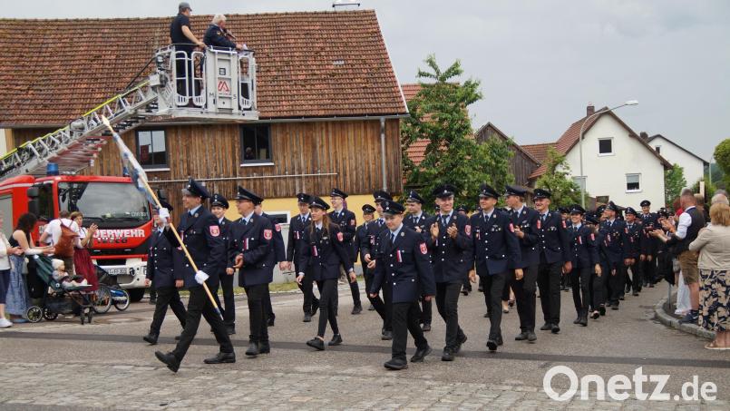 Sehr stark vertreten war natürlich die Teunzer Jubelfeuerwehr. Helmut Tröger (im Korb rechts) war der Moderator des Festzugs. Bild: wel