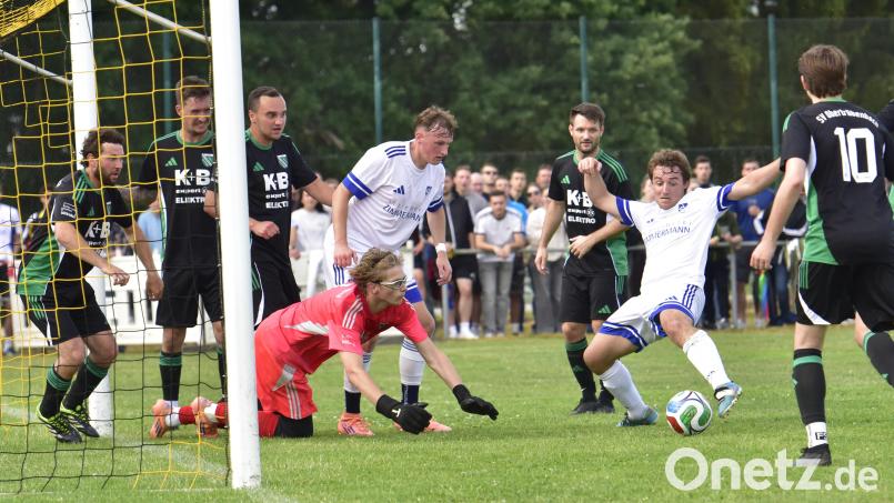 Gegen Ende der ersten Hälfte hatte der Diendorfer Thomas Sebald (am Ball) eine dicke Chance zum Anschlusstreffer. Dass der Ball nicht reinging, war am Ende egal. Diendorf siegte gegen den SV Obertrübenbach mit 3:2 nach Verlängerung und bleibt Kreisligist. Bild: Hans Mark