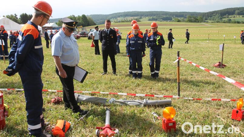 Die Schiedsrichter prüfen die Arbeit der Nachwuchsfeuerwehrler. Bild: pi